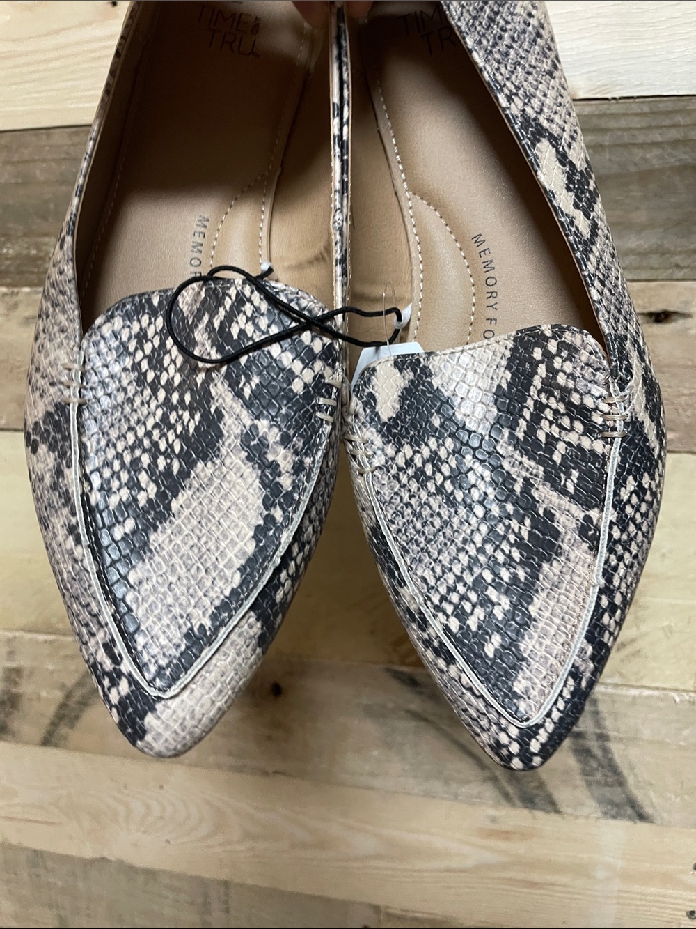 Time and Tru size 9 Beige and Black Snake-Print Pointed Flats - Picture 9 of 9